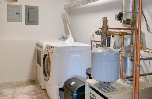 6 Mi to Dtwn Bright and Airy Anchorage Getaway! - Photo 19