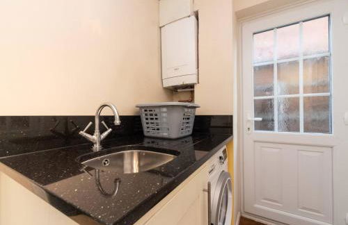 Gorgeous 4 BR House Near Station mins to London - Pass the Keys - Foto 16