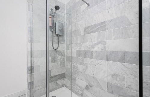 Extravagant 6 Bed Victorian Townhouse with Hot Tub - Photo 51