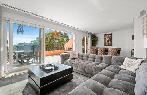 Luxury seaview apartment in Marbella located in a secure gated community with swimming pool and large terrace Perfect for families visiting Marbella and Puerto Banús - Foto 5