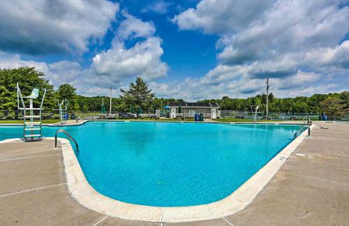 Lakefront Poconos Family Home with Pool Access - Foto 39