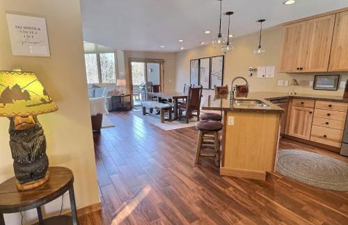 Gorgeous Executive Lutsen Townhome - Ski-in Ski-out, Pool, Hot Tub, Hiking, Biking, campfires and more! - Foto 4