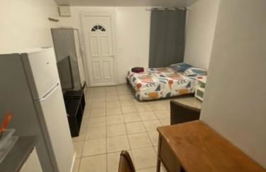 Apartment Sleeps 2 with On-Site Parking - Foto 8