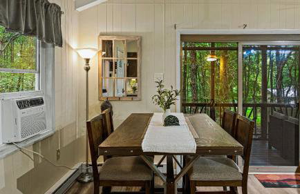Frolic on Fern by Avantstay Enclosed Deck w/ Forest Views, Bar - Foto 4