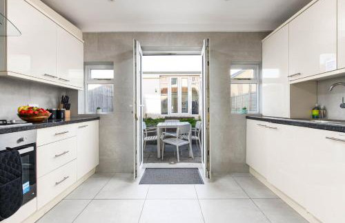 NEW Groups & Contractor Stays-5Bed-2Bath-Parking-By FabAccommodation - Foto 16