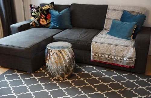 Stunning pied-a-terre moments from the water. - Photo 14