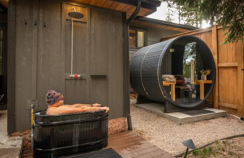 Serene Riverside Retreat with Sauna, Hot Tub, Fire Pit by Forest & Peak Retreats - Foto 6
