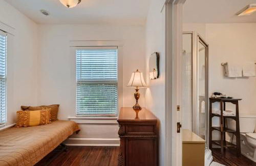 Casa Blanca - Chic Spanish-Style Cottage with Private Courtyard - Foto 7