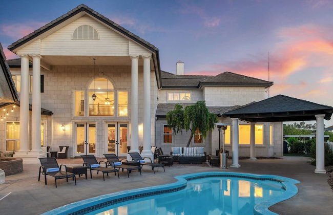 Grand Contento by Avantstay Extraordinary Estate w/ Pool & Movie Room - Photo 16