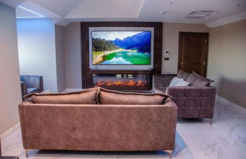 Luxury City Stay: 2-BR Penthouse - Foto 17