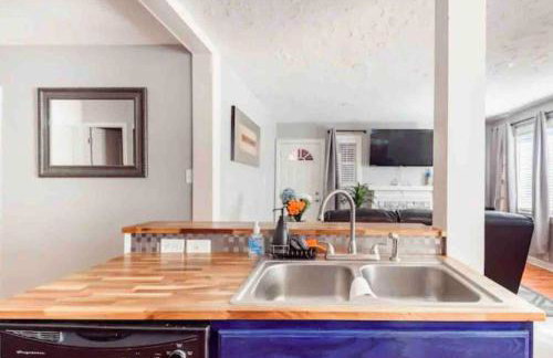 Charming Farmhouse Retreat near Downtown & University Modern Amenities, Fireplace & Porch! - Foto 26