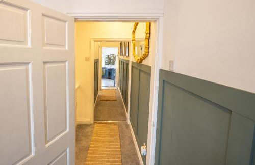 The Narrow House - Victorian house bursting with character & parking - Foto 8