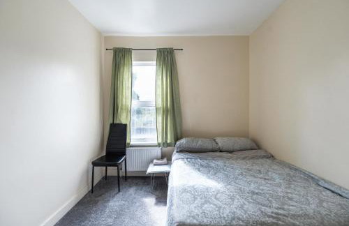 House - Sleeps 8 - Garden - Short Walk to Station - Foto 9