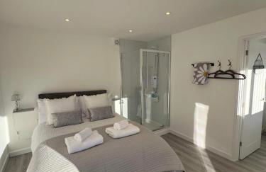 Mudeford Gem Accommdation - Photo 9