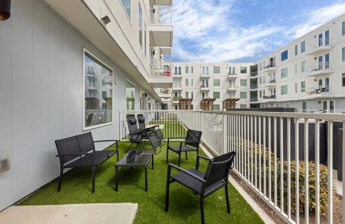 Poolside Luxury 1BR w Private Patio - Photo 33