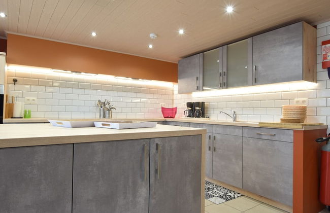 Luxury House with Indoor Pool, Sauna, Hot Tub - Photo 11