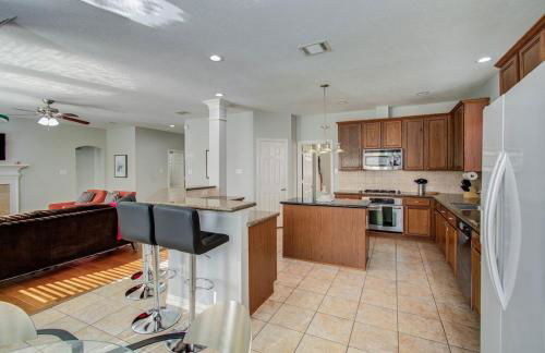 Luxury Pool Home Near Sugar Land Town Center - Photo 11