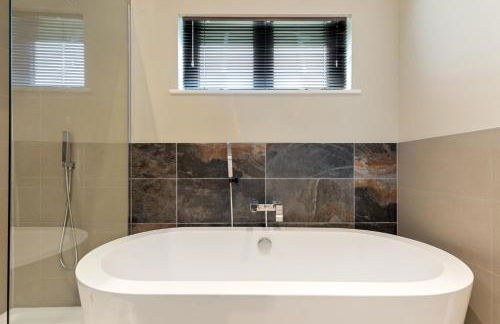 Ael-Y-Bryn - Luxury Lodge, Hot Tub, Three En-Suite Bedrooms - Photo 6