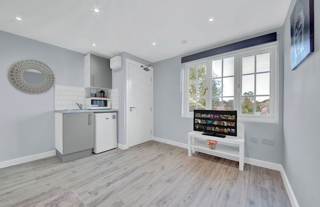 Remarkable Serviced Room West Drayton London UB7 - Photo 14