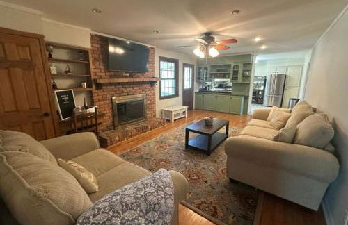 Walk to Masters! Spacious & Modern 4bd Home - Foto 1