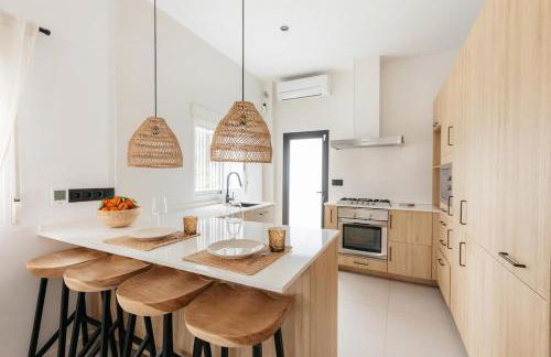 Spacious villa with private pool & garden for 4 - Photo 16