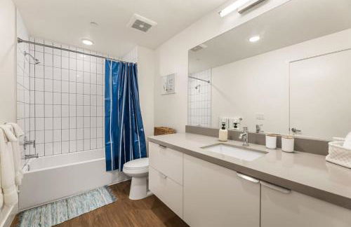 Stylish 2BD Haven with Scenic DTLA Views and Parking - Foto 22