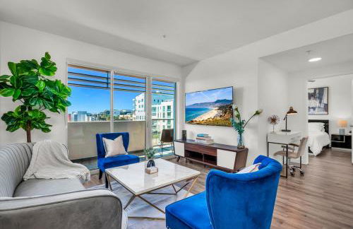 Luxury by the Beach with Pool, Gym, Game Room - Photo 44