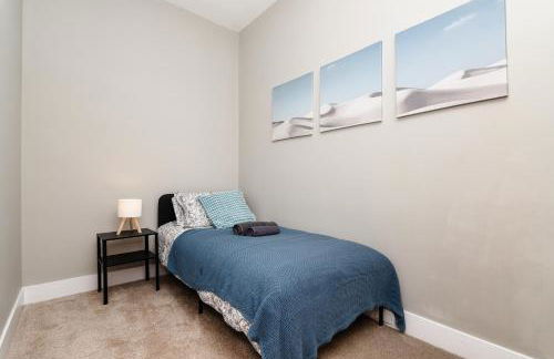 2 Bedroom Flat - Free Parking - by Holiday Homes - Foto 24