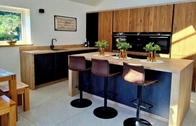 4 Bed Villa Sleeps 8 -private Terrace-free Parking - Foto 7