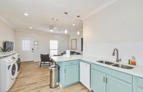 Front Lake Holiday 2BR 1BA Guest Home with Hot Tub - Foto 15