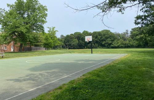 Charming 3bd Alexandria House, 11 miles to DC, Nice front view - Foto 44