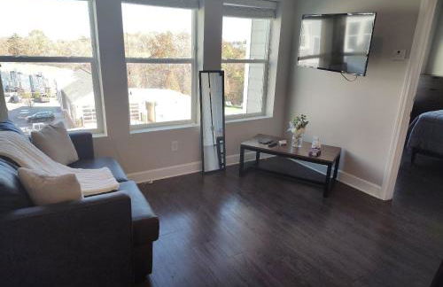 Relax and Explore Poolside Stay Near Local Spots - Foto 13