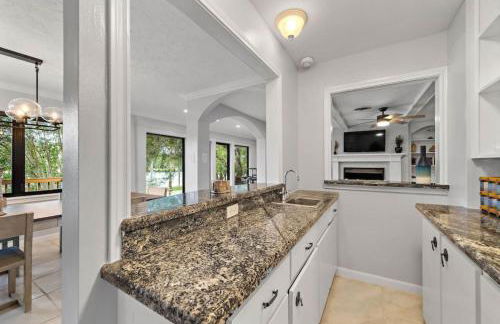 Waterfront oasis with private pool, game room, fire pit and volleyball court - Foto 35