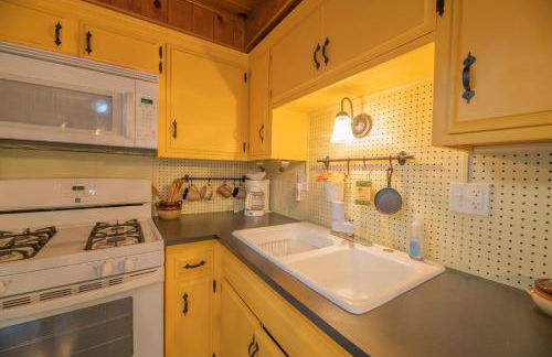 Far Enough Cabin - Chalet style cabin, walking distance to the trails! Foosball table! - Foto 12