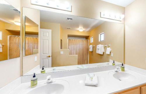 Dog-friendly condo with high-speed WiFi, heated outdoor pool & hot tub - Foto 20