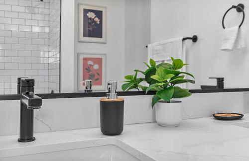 Stylish Phoenix Suite by Zenia Stays - Central & Cozy Escape - Foto 42