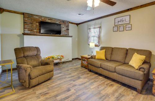 9 Mi to Grove: Home w/ Fire Pit in Southwest City - Foto 4