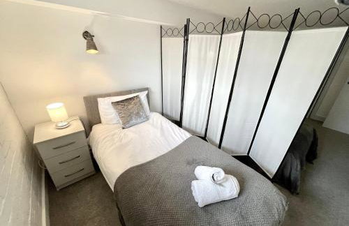 Fantastic convenient 2 Bedroom 2 bathroom Perfect for Stansted Airport, 3 minute walk to Bishops Stortford Train Station! - Foto 16