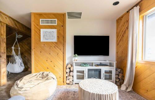 Whispering Hollow Lodge on Greer Main St! - Foto 20