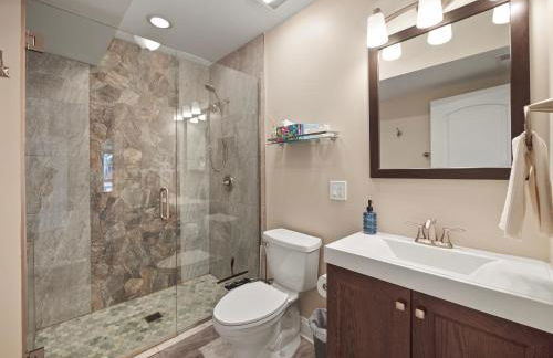 Cheerful 5-bedroom w/Screened Patio, Sleeps 10 in the heart of Fremont! - Foto 14