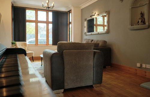 Modern Spacious House - Sleeps 16, Free Parking, Sun Terrace - Foto 24