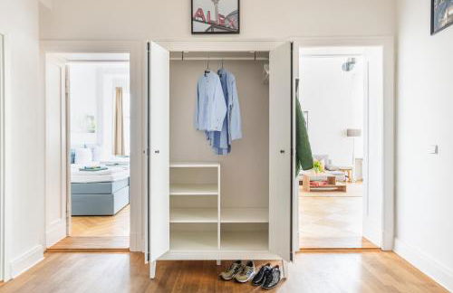 KAISER 02 by ROCKCHAIR Apartments l SUPERHOST Status l 3 Bedrooms Boxspringbeds 2 Bathrooms l Cozy Family & Business Flair 155 sqm 3 Balcony 2nd Floor Elevator up to 10 guests welcomes you! - Foto 76