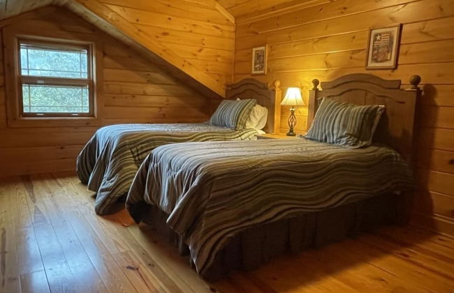 Deluxe log cabin! Pet and motorcycle friendly - enjoy nature with family and friends! 3 Bedroom Cabin by RedAwning - Foto 7