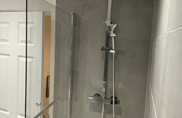 Lovely 2 bed house Cannock Driveway for 2 vehicles Perfect for contractors Business Travellers Short Stays Close to M54 M6 i54 A38 A5 McArthur Glen Designer Outlet - Foto 12