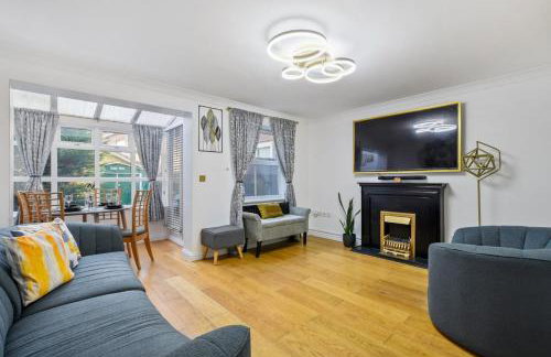 5 Min to Heathrow & Uxbridge Station with Parking - Photo 1