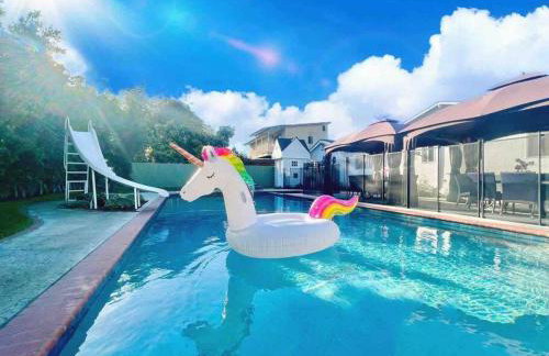 New Charming Spacious Disneyland Pool Home - Photo 1