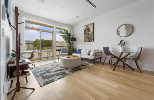 Sunny Oasis with WD I Central Air I Desk I Free Park - Foto 3