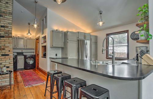 Historic Michigan Farmhouse with Grill and Fire Pit! - Foto 7