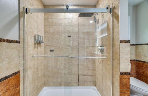 Game Room and Home Theater! Immaculate Poconos Lodge - Foto 26