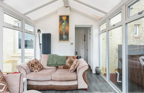 Captivating 3 bedroom home with conservatory - Foto 9